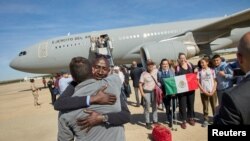 从苏丹撤离的人员抵达西班牙。（2023年4月24日）