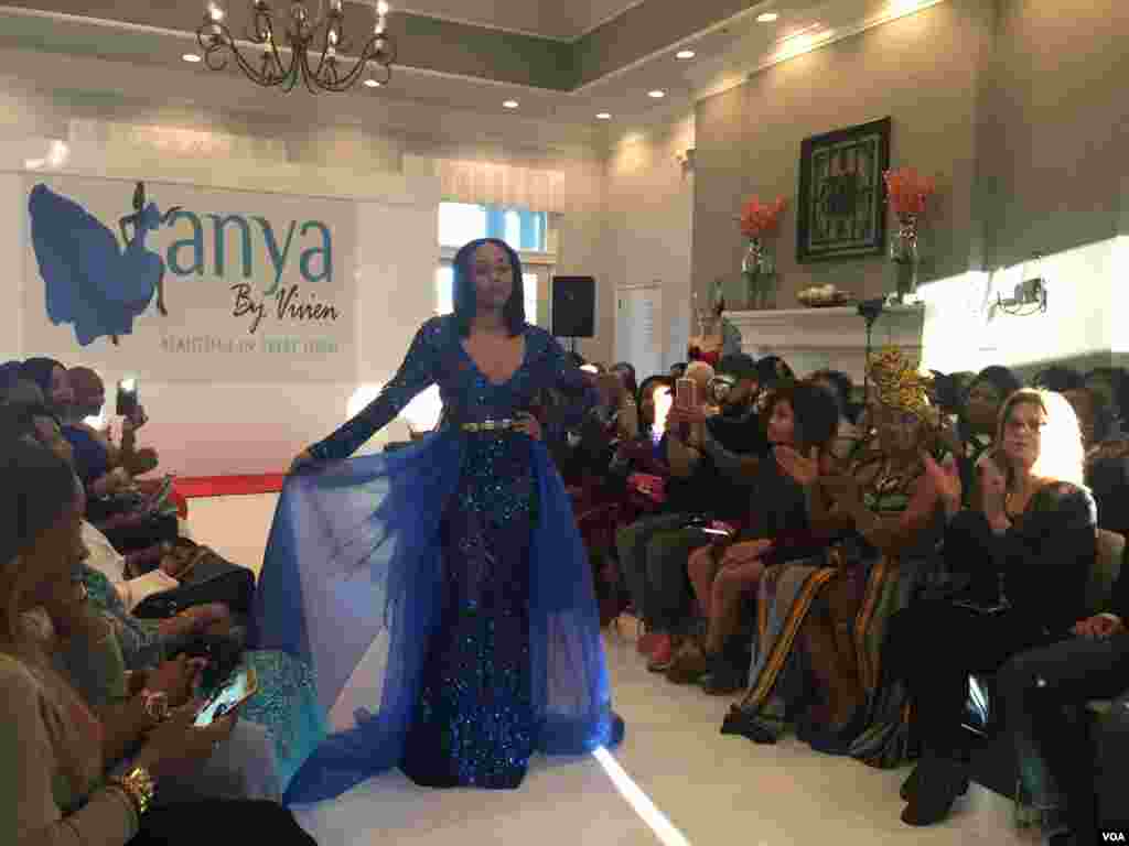 Desfile de moda da marca da estilista nigeriana Vivien Agbakoba, a Anya by Vivien