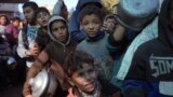 Trẻ em Palestine xếp hàng nhận thực phẩm ở Deir al-Balah của Dải Gaza, hôm 13/12/2024.