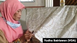 Seorang pembatik melakukan aktivitasnya di Kampung Batik Kauman Solo, Sabtu (2/10). (Foto: VOA/ Yudha Satriawan)