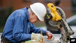 Jimmy Carter ha continuado construyendo casas para familias pobres, como aquí en Memphis, Tennessee, la semana pasada.