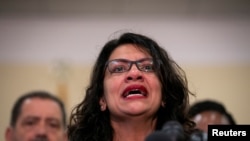 La representante Rashida Tlaib habla durante una conferencia de prensa con Yazmin Juárez, madre de Mariee, de 19 meses de edad, quien murió después de ser detenida por el Servicio de Inmigración y Control de Aduanas de los Estados Unidos (ICE).