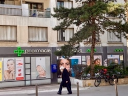 French pharmacies like this one are now able to offer some coronavirus shots. (Lisa Bryant/VOA)