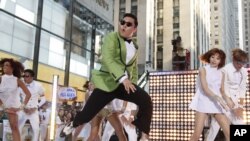 Rapper Korea Selatan, Psy, menggemparkan dunia dengan 'Gangnam Style', dalam salah satu penampilannya di stasiun televisi NBC di New York (Foto: dok). Gangnam Style telah menjadi inspirasi bagi ratusan warga Australia untuk penggalangan dana bagi anak-anak berkebutuhan khusus, Sabtu (3/11).