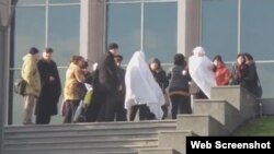 Milli Məclisin qarşısında etiraz (Görüntü meydan.tv saytının videosundandır)