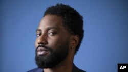 El actor John David Washington, protagonista de "BlacKkKlansman", posa para The Associated Press en el Hotel Four Seasons en Los Ángeles. Washington ha sido nombrado por la agencia de noticias como el mejor artista del año.