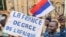 Pengunjuk rasa membawa plakat anti-Prancis saat demonstrasi pada hari kemerdekaan di Niamey pada 3 Agustus 2023. (Foto: AFP)