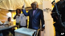 PM Thomas Thabane memasukkan kartu suara dalam pemilu di ibukota Lesotho, Maseru, 28 Februari lalu (foto: dok). Thabane kalah dalam pemilu dari PM Lesotho saat ini, Pakalitha Mosisili.