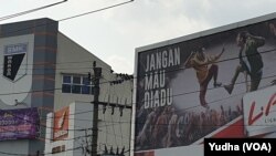 Reklame produk rokok terpajang di dekat salah satu sekolah SMK di Solo, Rabu, 20 November 2019. (Foto : VOA/Yudha)