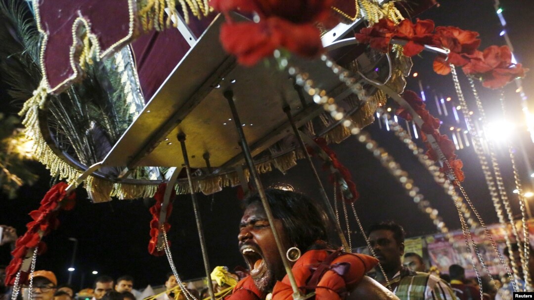 Seorang pemeluk Hindu dalam perayaan Thaipusam di Kuala Lumpur, Malaysia, 24 Januari 2016.