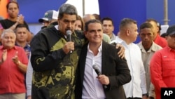 El presidente venezolano Nicolás Maduro y el ahora funcionario de su gobierno Alex Saab se abrazan durante un acto oficial realizado el pasado 23 de enero en Caracas. Saab ya está activo como presidente del Centro Internacional de Inversiones Productivas de Venezuela.