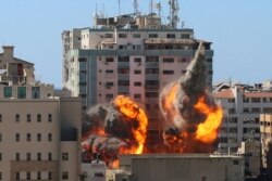 Serangan udara Israel mengenai gedung al-Jalaa yang antara lain merupakan kantor media Associated Press (AP) dan Al Jazeera di Kota Gaza, Jalur Gaza Sabtu, 15 Mei 2021.