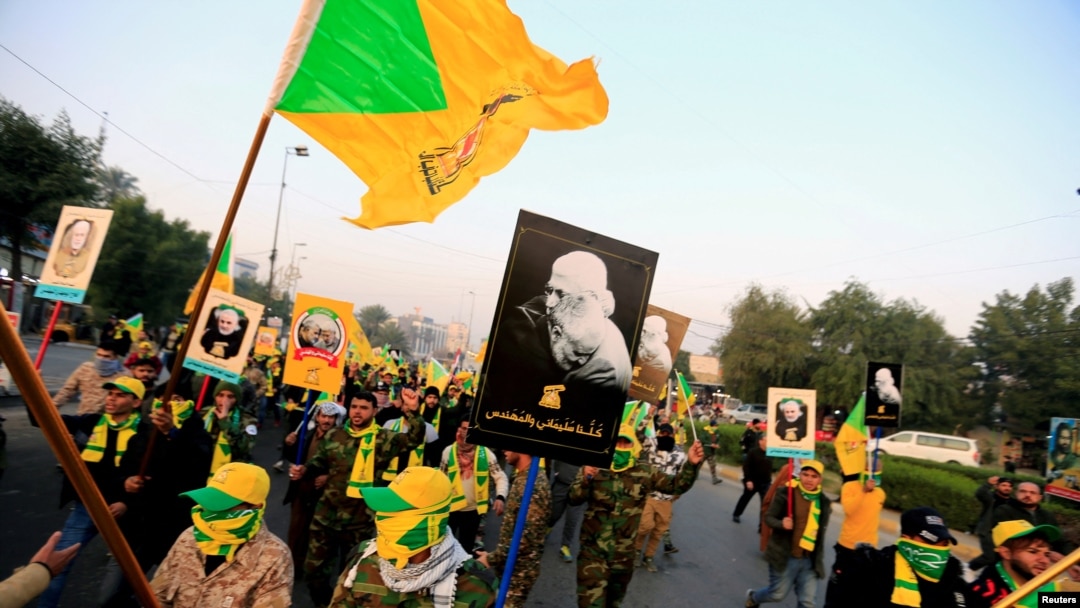 Para anggota pasukan kelompok militan Kataib Hezbollah Irak berkumpul menjelang pemakaman komandan milisi Irak Abu Mahdi al-Muhandis, di Baghdad, pada 4 Januari 2020. (Foto: Reuters/Thaier al-Sudani)
