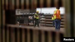 Construcción del muro de protección en la frontera con México, cerca de Calexico, California.