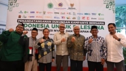 Kemlu RI beserta perwakilan lembaga-lembaga kemanusiaan melakukan penandatanganan bersama spanduk dukungan Kampanye Bersama, sebagai simbol komitmen untuk memperkuat solidaritas dan aksi nyata bagi Palestina. (X/@Kemlu_RI)