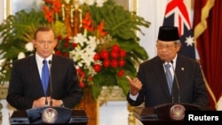 PM Australia Tony Abbott (kiri) dan Presiden Susilo Bambang Yudhoyono saat memberikan keterangan pers di Istana Presiden, Jakarta, 30 September 2013 (Foto: dok).