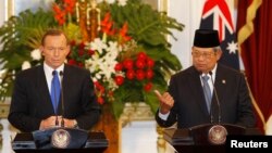 Presiden Susilo Bambang Yudhoyono dan Perdana Menteri Australia Tony Abbott dalam sebuah juma pers di Jakarta, September 2013. (Reuters/Beawiharta)