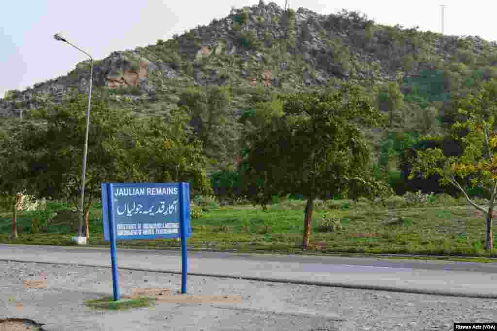 یہ کھنڈرات ایک پہاڑ کی چوٹی پر واقع ہیں۔