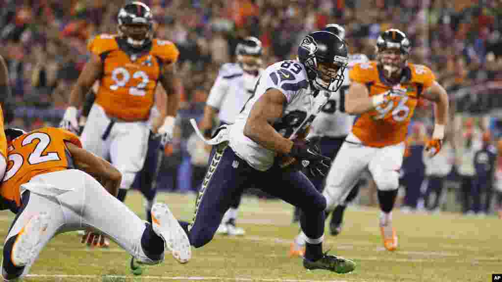 Seattle Seahawks&#39; Doug Baldwin (89) runs from Denver Broncos&#39; Wesley Woodyard (52) during a 10-yard touchdown reception in the second half of the NFL Super Bowl XLVIII football game.