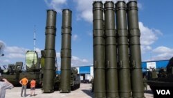 去年莫斯科武器出口展览上的S-300防空导弹系统（美国之音 白桦拍摄）