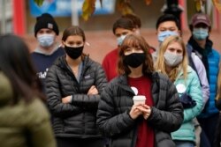 Mahasiswa Bowdoin College memakai masker untuk membantu mencegah penyebaran virus corona, Kamis, 29 Oktober 2020. (Foto: AP)