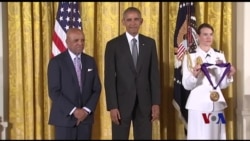 奥巴马为美国艺术人文工作者颁发国家奖章