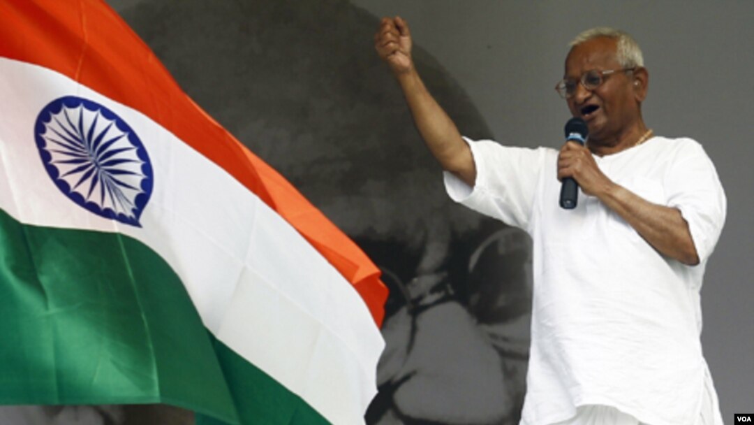 Aktivis anti-korupsi India, Anna Hazare berbicara kepada para pendukungnya di lapangan Ramlila, New Delhi pada hari ke-10 aksi mogok makan Hazare (25/8).