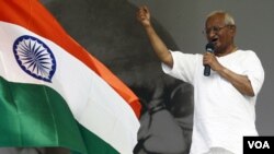 Aktivis anti-korupsi India, Anna Hazare berbicara kepada para pendukungnya di lapangan Ramlila, New Delhi pada hari ke-10 aksi mogok makan Hazare (25/8).