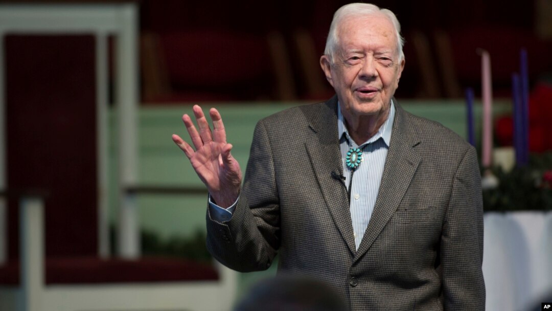 El expresidente estadounidense Jimmy Carter ofrece una clase dominical en la Iglesia Bautista Maranatha en su natal Plains, Georgia, el domingo 13 de diciembre de 2015. (AP Foto/Branden Camp, archivo)
