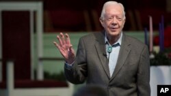 El expresidente estadounidense Jimmy Carter ofrece una clase dominical en la Iglesia Bautista Maranatha en su natal Plains, Georgia, el domingo 13 de diciembre de 2015. (AP Foto/Branden Camp, archivo)