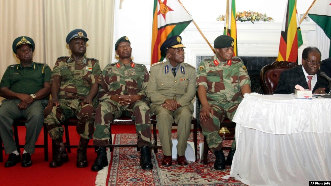 Presiden Zimbabwe Robert Mugabe berpidato yang disiarkan secara langsung dari State House di Harare, Minggu, 19 November 2017. 
