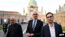 PM negara bagian Brandenburg dan kandidat utama Partai Sosial Demokrat dalam pemilihan daerah di Brandenburg, Dietmar Woidke (tengah), tiba untuk wawancara televisi setelah hasil exit poll di Potsdam, Jerman timur Minggu 22 September 2024.