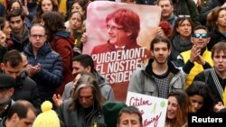 Manifestantes protestan en Barcelona la detención de Carles Puigdemont por parte de autoridades alemanas.