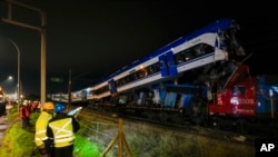 La policía inspecciona dos trenes que chocaron en San Bernardo, Santiago, Chile, el jueves 20 de junio de 2024.