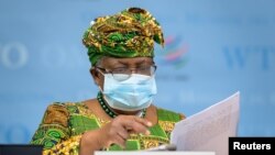 La nueva directora general de la OMC, Ngozi Okonjo-Iweala, asiste a una sesión del Consejo General en su primer día en el cargo el 1 de marzo de 2021.