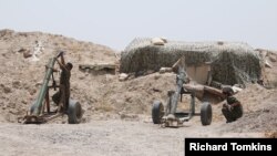 Fighters of the Syria Democratic Forces prepare to fire a mortar shell towards positions held by Islamic State fighters in northern province of Raqqa, Syria, May 27, 2016.