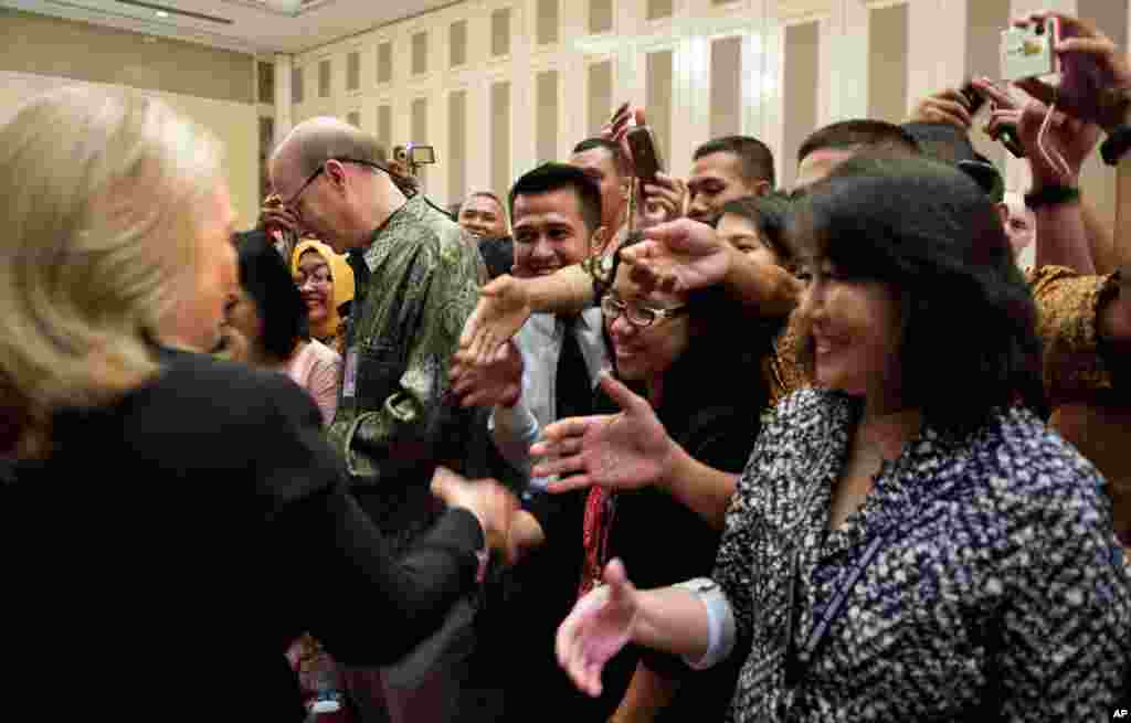 Clinton meets with U.S. embassy staff and family members during a meet and greet in Jakarta, September 4, 2012. 