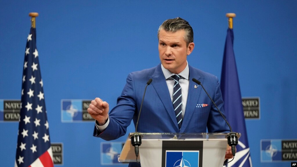 Sekretari amerikan i Mbrojtjes, Pete Hegseth gjatë konferencës me gazetarë pas takimit me ministrat e mbrojtjes së shteteve anëtare të NATO-s në Bruksel, më 13 shkurt, 2025/AP