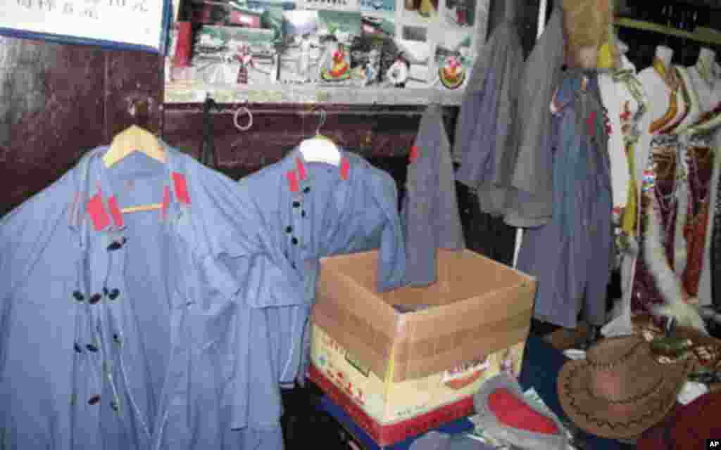 桥头商店出租中国红军和苏联红军的军服(1)