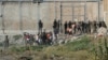 Para remaja dan anak-anak migran yang terdampar di kedua sisi perbatasan Maroko-Spanyol di Ceuta, Spanyol (19/5). 