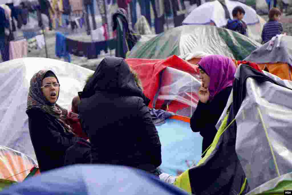 Lebih dari setengah pengungsi di kamp Idomeni adalah perempuan atau anak-anak. (VOA/Jamie Dettmer)