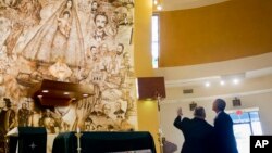 美國總統奧巴馬星期四﹐突然造訪佛羅里達州邁阿密的古巴流亡者常去的聖母博濟朝拜堂。