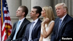 Erik Tramp, Donald Tramp junior, Ivanka Tramp i Donald Tramp (s leva) na cermoniji otvaranja Tramp Internešnel hotela u Vašingtonu, 23. jula 2014. (Foto: Reuters/Gary Cameron)