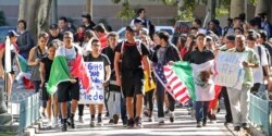 Siswa dari beberapa sekolah menengah berunjuk rasa setelah keluar dari kelas untuk memprotes pemilihan Donald Trump sebagai presiden di pusat kota Los Angeles, Senin 14 November 2016. (Foto: AP)