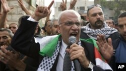 Juru runding utama Palestina Saeb Erekat (depan) dilaporkan mundur karena perundingan dengan Israel tidak bergerak sama sekali (foto: dok). 