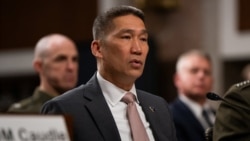 美国代理海军部长高雄(Hung Cao)在华盛顿国会山举行的美国参议院军事委员会听证会上发言，此次听证会讨论了2027财年国防授权请求及未来年度国防计划。(2026年5月19日)