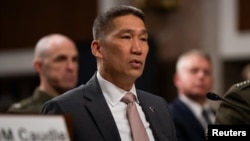 美国代理海军部长高雄(Hung Cao)在华盛顿国会山举行的美国参议院军事委员会听证会上发言，此次听证会讨论了2027财年国防授权请求及未来年度国防计划。(2026年5月19日)