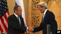 Rossiya tashqi ishlar vaziri Sergey Lavrov (chapda) va AQSh davlat kotibi Jon Kerri Balida matbuot anjumanida, Indoneziya, 7-oktabr, 2013-yil