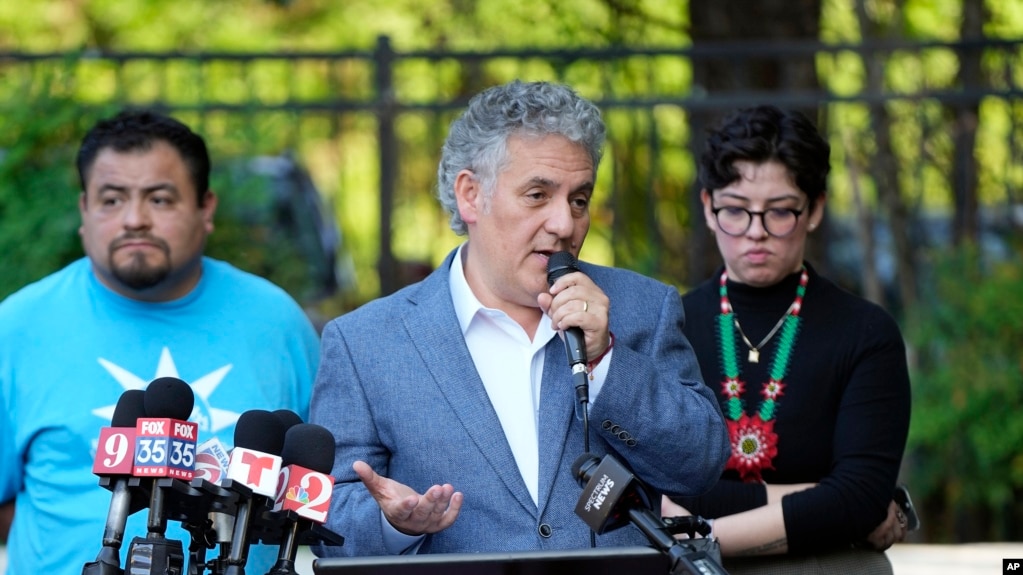 Juan Sabines, cónsul de México en Orlando, habla a los dolientes durante una vigilia en The Farmworkers Association, el miércoles 15 de mayo de 2024, en Apopka, Florida.