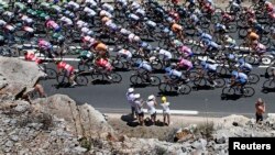 Para pebalap sepeda dalam etape ke-7 Tour de France dari Montpellier menuju Albi (5/7). 